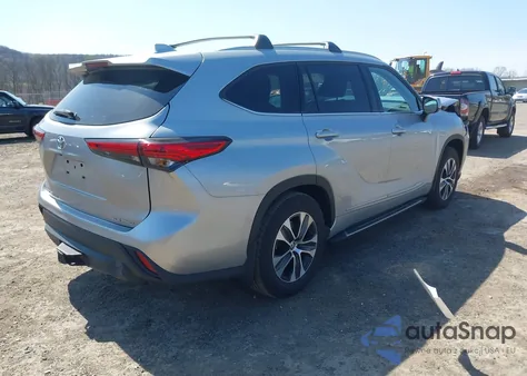 2022 Toyota Highlander Xle z USA, uszkodzony, nr VIN 5TDGZRBH8NS209065